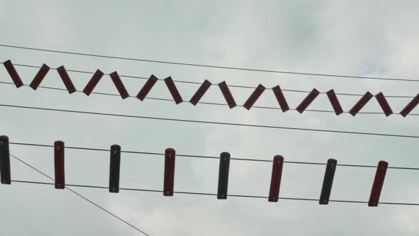 Eğlence odaklı macera parkı çeşitli egzersizler, engel kursları ve ZIP-hatları tırmanma halat gibi öğelerin bulunduğu yerdir. Onlar genellikle eğlence için tasarlanmıştır. — Stok video