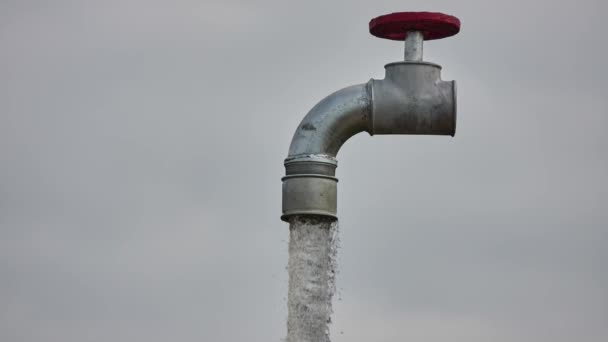 Magischer Wasserhahn-Brunnen (magische schwimmende Wasserhähne) .Es ist eine clevere Illusion. Es besteht aus einem Wasserhahn, der geheimnisvoll über dem Becken schwebt und aus dem endlos viel Wasser sprudelt. — Stockvideo