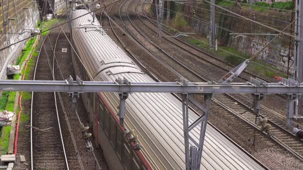 Comboio elétrico puxa poucos vagões em grande junção ferroviária . — Vídeo de Stock