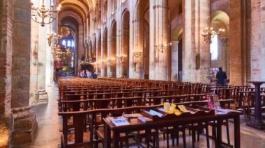 TOULOUSE, FRANCE - 12 Mart 2018: Saint-Sernin Bazilikası (Basilica de Sant Sarnin), St Saturnin Manastırı 'nın eski manastırı. 1998 yılında UNESCO Dünya Mirası Alanlarına bazilika eklendi.