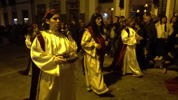 BRAGA, PORTUGAL - 14 217 DE ABRIL: Procissões de penitência nas ruas de Braga, Portugal na Semana Santa (Semana Santa) durante a última semana da Quaresma antes da Páscoa. Homenagem anual da Paixão de Jesus Cristo . — Vídeo de Stock