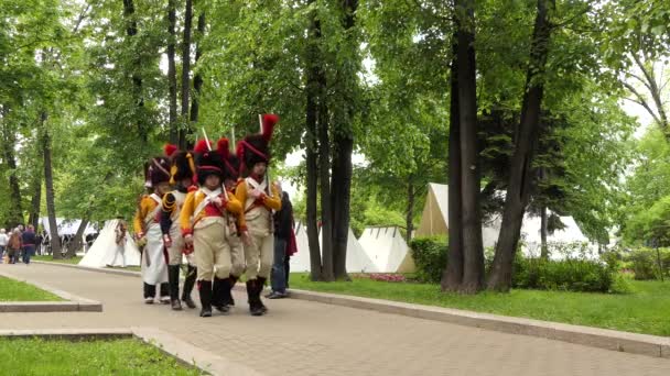 Moskova, Rusya - 4 Haziran 2017: festival dönemini Petrovsky Bulvarı ve tarihi yeniden yapılanma kez. — Stok video