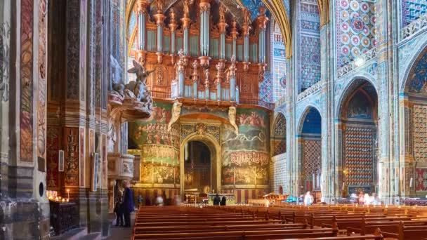 Albi, Frankrijk - 17 maart-2018: Kathedraal basiliek van Sint-Cecilia (Albi, kathedraal) is de belangrijkste katholieke gebouw in Albi, Frankrijk en zetel van de rooms-katholieke aartsbisschop van Albi. Timelapse. — Stockvideo