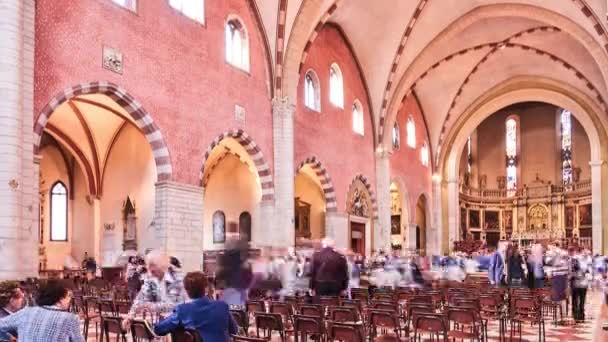 Vicenza, Italien - 21. April 2018: Timelapse Vicenza Kathedrale ist eine römisch-katholische Kathedrale in Vicenza, Venetien, Norditalien. es ist Sitz des Bischofs und ist der Verkündigung der Jungfrau Maria gewidmet. — Stockvideo