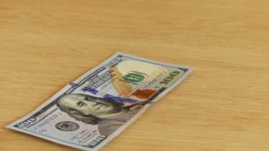 Adam yeşil elma kadından 100 $ için satın.