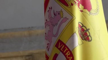 İspanya (Bandera de Espana, la Rojigualda) üzerinde bayrağı eski şehir evi arka plan.