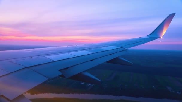 Flügel Eines Flugzeugs Vor Dem Hintergrund Des Horizonts Blick Aus — Stockvideo