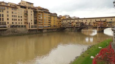 Ponte Vecchio (Köprüsü) Floransa, İtalya, hala o ileri, ortak bir kez olduğu gibi inşa dükkan sahibi olmak için kaydetti Arno Nehri Ortaçağ taş kapalı spandrel segmental kemer köprü bitti.