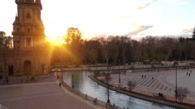 İspanya Meydanı plaza Maria Luisa Park, Sevilla, Endülüs, İspanya, 1928'de Latin-Amerikan Fuarı için inşa var. Rönesans ve Mağribi Revival stilleri İspanyol mimarisinin olduğunu.