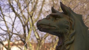 Çeşme ile Griffin'ler Dupuy Meydanı yakınındaki Ulusal Orkestrası Capitol Toulouse, Fransa.