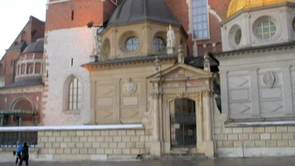 Wawel Opevněné Architektonický Komplex Postavený Levém Břehu Řeky Visly Krakově — Stock video