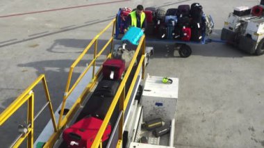 Malaga, İspanya - 31 Ocak 2017: Lugging Bagaj Konveyör bant içine yolcu uçağı üzerinde.