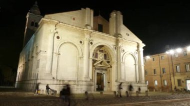 Timelapse Tempio Malatestiano (Malatesta Tapınağı) bitmemiş katedral kilise, Rimini, İtalya olduğunu. Resmen St. Francis için adlı, o Sigismondo Pandolfo Malatesta popüler adı alır.