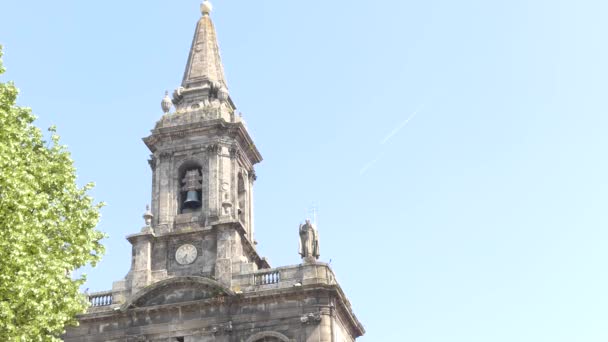 三位一体教堂是葡萄牙波尔图的教堂 位于波尔图市政厅大楼后面的 Praca 大特林达迪 它是建筑师卡洛斯阿马兰泰建造的 — 图库视频影像