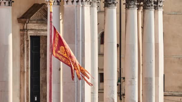 ヴェネツィア シメオネ ピッコロ シメオネ Giuda の旗は ヴェネツィアのサンタ クローチェ地区の教会です 大運河の間でそれは鉄道ターミナルに直面します — ストック動画