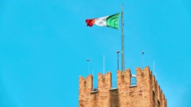 İtalya Palazzo dei Trecento (Palazzo della Ragione) üzerinde bayrağı Treviso, Veneto, Kuzey İtalya, Piazza dei sinyorlar içinde yer alan inşa ediyor. Bu ev sahipliği Treviso Belediye Meclisi.