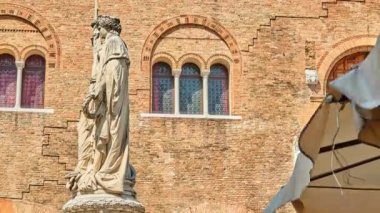 Treviso, Veneto, İtalya 'daki Palazzo dei Trecento (Palazzo della Ragione) yakınlarındaki Piazza Indipendenza' da Anavatan için Düşen Heykel (trevigiani, Teresona).