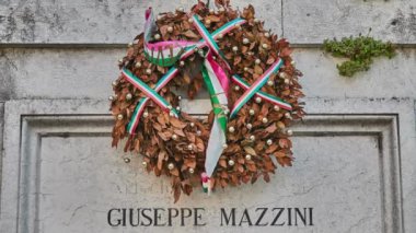 Giuseppe Mazzini anma plak Palazzo dei Trecento (Palazzo della Ragione) üzerinde çelenk ile Piazza dei sinyorlar içinde bulunan Treviso, Veneto, Kuzey İtalya'daki bina.