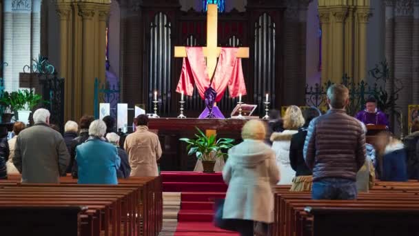 MONTAUBAN, FRANCIA - 19 MARZO 2018: Chiesa di Saint-Orens è chiesa cattolica si trova nel dipartimento francese di Tarn-et-Garonne, nel distretto di Villebourbon, comune di Montauban, Francia . — Video Stock