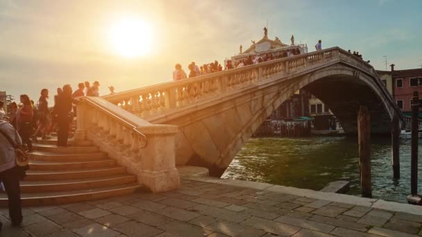 Benátky, Itálie - 23 duben 2018: Ponte degli Scalzi (most naboso), je jedním z pouze čtyři mosty v Benátkách, aby pojaly Canal Grande. Most, který spojuje sestieri Santa Croce a Cannaregio.