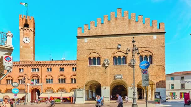 TREVISO, ITALIA - 27 APRILE 2018: Palazzo dei Trecento (Palazzo della Ragione) è un edificio a Treviso, in Veneto, situato in Piazza dei Signori. Sede del Comune di Treviso . — Video Stock