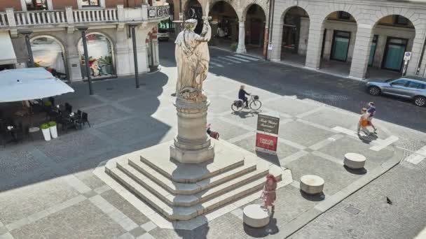 TREVISO, ITALIE - 27 AVRIL 2018 : Statue à la mémoire de la Patrie déchue (trevigiani, Teresona) sur la Piazza Indipendenza près du Palazzo dei Trecento (Palazzo della Ragione) à Trévise, Vénétie, Italie . — Video