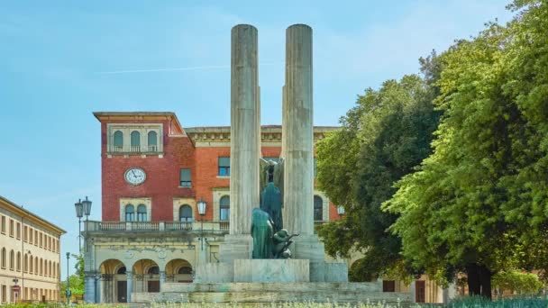 TREVISO, ITALIA - 27 DE ABRIL DE 2018: Monumento a los Caídos de Treviso llamado Gloria es un símbolo importante de la ciudad. Se encuentra en la Piazza della Vittoria, fue inaugurado en 1931 en presencia del rey . — Vídeos de Stock