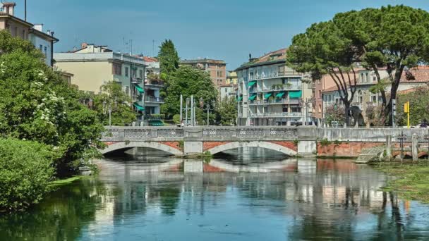 Treviso, Italië - April 27 2018: San Martino brug over de rivier de Sile in Treviso, Italië. — Stockvideo