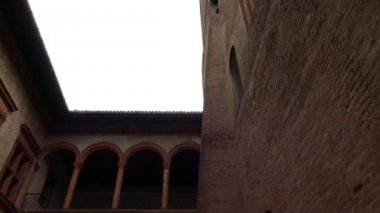 Bologna, Emilia-Romagna bölgesinin, Kuzey İtalya: Palazzo Re Enzo sarayıdır. Enzio, Sardinya adını alır. 1244-1246 yakındaki Palazzo del temsilcisi bir uzantısı olarak arasında inşa edilmiştir