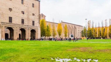Timelapse Piazzale della Pace merkezi Road Garibaldi Palazzo della Pilotta yanında bulunan Parma, İtalya, ortak yeşil bir alanda olduğunu.