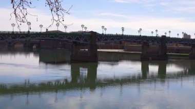 Toulouse, Fransa 'dan Saint-Pierre Köprüsü Garonne' dan geçer ve Saint-Pierre 'i mezarlığa bağlar. Çelik güverteli, 1987 'de tamamen yenilenmiş..