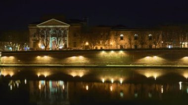 Notre-Dame de la Daurade Fransa 'nın Toulouse kentindeki bazilikadır. 410 yılında İmparator Honorius Pagan tapınaklarının Hıristiyanlığa dönüştürülmesine izin verdiğinde kuruldu. Apollo 'ya adanmış bir tapınaktı..