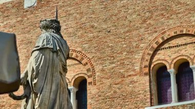 Treviso, Veneto, İtalya 'daki Palazzo dei Trecento (Palazzo della Ragione) yakınlarındaki Piazza Indipendenza' da Anavatan için Düşen Heykel (trevigiani, Teresona).