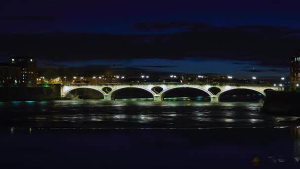 加泰罗尼亚人的时间桥 Timelapse Bridge Catalans 是法国图卢兹的一座横跨加龙江的桥 它是一座拱桥 石桥和1908年落成的钢筋混凝土桥 建筑师Paul Sejourne — 图库视频影像