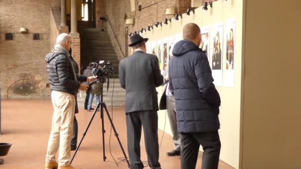 Bologna, Italië - November 21 2016: interview bij opening van tentoonstelling smaak van de wijn in Palazzo Re Enzo is paleis. Het ontleent zijn naam aan Enzio van Sardinië. — Stockvideo