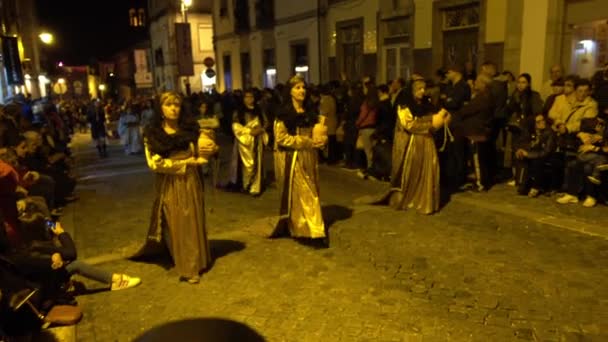 Braga, Portugal - April 14 217: Boetedoening processies op straten van Braga, Portugal op Heilige Week (Semana Santa) tijdens de laatste week van de vastentijd voor Pasen. Jaarlijkse eerbetoon van de passie van Jezus Christus. — Stockvideo