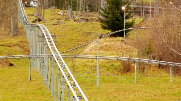 Tatranska Lomnica, Slowakije - November 5 2016: Bobslee track in hoge Tatra, Slowakije. — Stockvideo