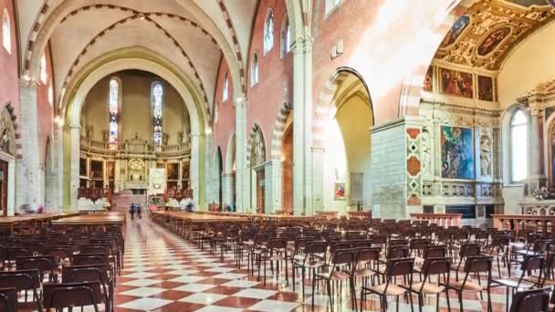 VICENZA, ITALIA - 21 DE ABRIL DE 2018: Timelapse La catedral de Vicenza es una catedral católica en Vicenza, Véneto, al norte de Italia. Es sede del Obispo, y está dedicada a la Anunciación de la Virgen María . — Vídeos de Stock