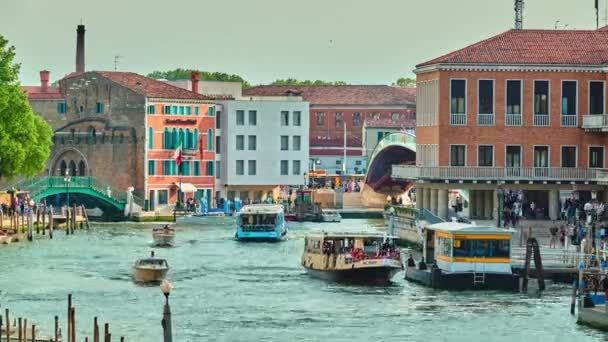 Venice, Italië - 23 April-2018: Paleis van Veneto regio op Fondamenta Santa Lucia in Venetië, Italië. — Stockvideo