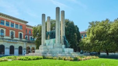 Treviso, İtalya - 27 Nisan 2018: Anıt düşmüş Gloria'yı aradım Treviso için şehir'in önemli bir semboldür. Piazza della Vittoria üzerinde bulunan, Kral huzurunda 1931 yılında açıldı.