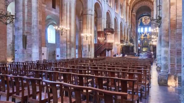 TOULOUSE, FRANCE - 12 Mart 2018: Saint-Sernin Bazilikası (Basilica de Sant Sarnin), St Saturnin Manastırı 'nın eski manastırı. 1998 yılında UNESCO Dünya Mirası Alanlarına bazilika eklendi. — Stok video