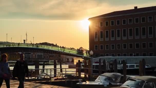 VENICE, ITALY - APRIL 23 2018: Ponte della Costituzione (Jembatan Konstitusi) adalah jembatan keempat di atas Kanal Besar di Venesia, Italia. Dirancang oleh Santiago Calatrava, dibuka untuk umum pada tahun 2008 . — Stok Video