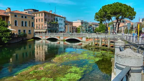 Treviso, Olaszország - április 27, 2018: San Martino híd a folyón Sile-Treviso, Olaszország. — Stock videók