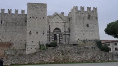 Castello dell Imperatoreis kale mazgallı duvar ve kuleleri. Ortaçağ İmparator ve Sicilya Frederick II, Kutsal Roma İmparatoru, Kral için inşa Prato, İtalya'da inşa edilmiş.