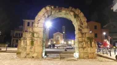 Porta Montanara ve San Gaudenzo Rimini bölgesindeki Emilia-Romagna İtalya'nın 20'nci yüzyıl Roma Katolik parish Kilisesi var. Kilise, şimdi bir tuval Angelo Sarzetti, aslında içinde Rimini Manastırı tarafından evler.