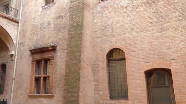 博洛尼亚 艾米利亚 罗曼尼亚地区 意大利北部 恩佐是皇宫 它得名于撒丁岛的 Enzio 它被修造了在1244 1246 之间作为引伸附近宫殿 — 图库视频影像