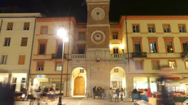 Timelapse En el lado oriental de la plaza Piazza Tre Martiri, Rímini, Italia son Torre del Reloj, columna de Julio César, iglesia moderna de San Francesco da Paola . — Vídeo de stock