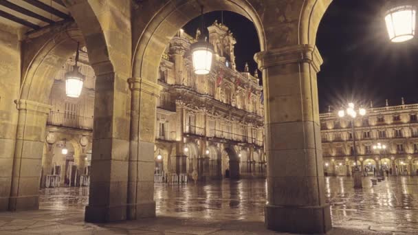 Plaza Mayor (Главная площадь) в Саламанке, Испания - это большая площадь, расположенная в центре Саламанки, используемая в качестве общественной площади. Он был построен в традиционном испанском стиле барокко и является популярным местом сбора . — стоковое видео