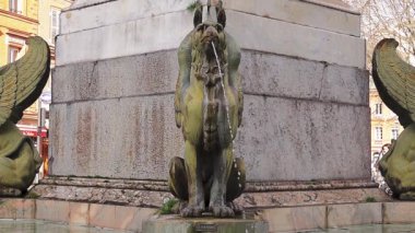 Çeşme ile Griffin'ler Dupuy Meydanı yakınındaki Ulusal Orkestrası Capitol Toulouse, Fransa.