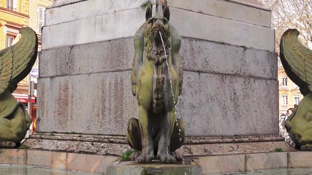 Fontana con grifoni in Piazza Dupuy vicino all'Orchestra Nazionale del Campidoglio a Tolosa, Francia . — Video Stock